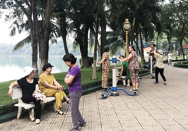 Người dân đến tập thể dục buổi sáng tại Công viên Biên Hùng (ảnh 1) và một buổi học thực tế của sinh viên Trường cao đẳng mỹ thuật Đồng Nai tại Công viên Biên Hùng (ảnh 2).