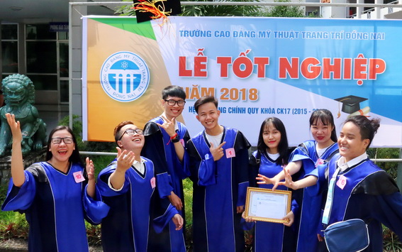 Niềm vui của sinh viên Trường cao đẳng Mỹ thuật trang trí Đồng Nai trong ngày nhận bằng tốt nghiệp