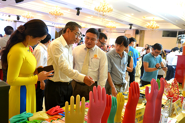 Phó bí thư thường trực Tỉnh ủy Trần Văn Tư thăm các gian trưng bày sản phẩm của các doanh nghiệp là thành viên Hội Doanh nhân Đồng Nai sản xuất.
