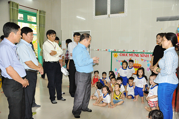 Đoàn công tác hướng dẫn giáo viên, bảo mẫu Trường mầm non tại phường Long Bình, TP.Biên Hòa cách phòng tránh bệnh tay chân miệng, sởi cho trẻ