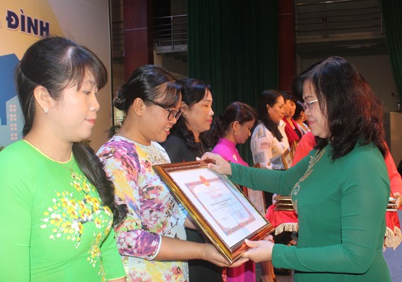 Bà Nguyễn Hòa Hiệp, Phó chủ tịch UBND tỉnh trao bằng khen cho đại diện các tập thể