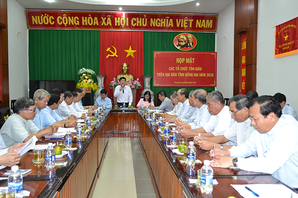 Trưởng ban Tôn giáo tỉnh Nguyễn Quốc Vũ thông tin một số tình hình của tỉnh tới chức sắc Công giáo.
