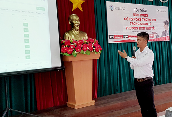 Ông Phạm Phú Quốc, kỹ thuật viên trình bày về những ứng dụng của phần mềm quản lý xe của HTX dịch vụ vận tải Nhơn Trạch (PQ - V.Nam)