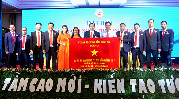Phó chủ tịch UBND tỉnh Trần Văn Vĩnh tặng bức trướng của UBND tỉnh cho đại đội (ĐH - K.Giới)
