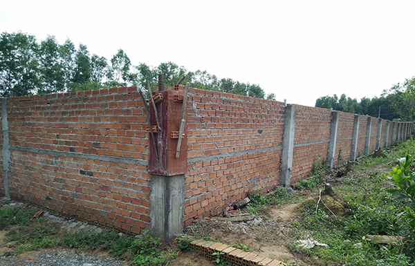 Tường rào xây bao quanh khu đất đang có tranh chấp ở tổ 39B, KP.11A, phường Tân Phong (TP.Biên Hòa)  giữa bà Vũ Thị Quyên và ông V.Đ.T.