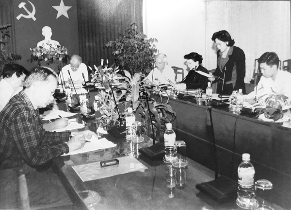Đồng chí Đỗ Mười nghe lãnh đạo tỉnh Đồng Nai báo cáo tình hình công tác quần chúng của Đảng năm 2002.