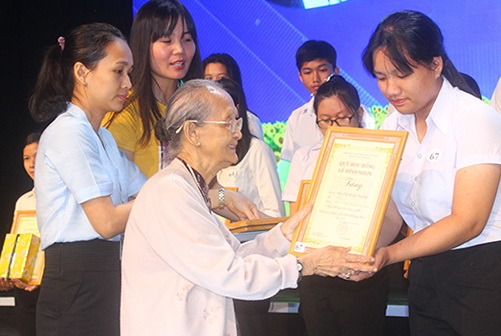 Bà Nguyễn Thị Bạch Tuyết tặng học bổng cho các em học sinh