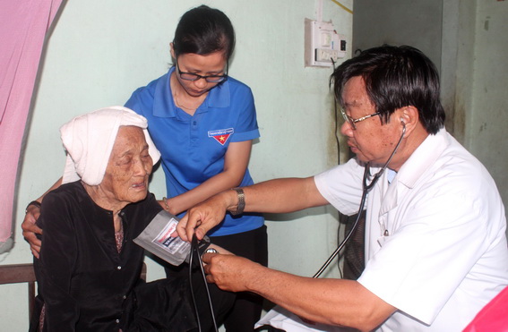 Đại diện Hội Liên hiệp thanh niên và Phòng y tế TP.Biên Hòa phối hợp khám bệnh, phát thuốc, tặng quà cho người cao tuổi tại xã Tân Hạnh (Ảnh: Nga Sơn)