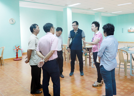 HLV trưởng đội tuyển bắn súng Việt Nam Nguyễn Thị Nhung (thứ hai bên phải) trao đổi với Phó giám đốc Sở Văn hóa - thể thao và du lịch Đồng Nai Nguyễn Xuân Thanh cùng lãnh đạo Trung tâm huấn luyện và thi đấu TDTT tỉnh.