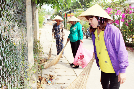 Thành viên trong Tổ môi trường của Chi hội Phụ nữ ấp Xóm Hố (xã Phú Hội, huyện Nhơn Trạch) tham gia dọn vệ sinh đường tổ, xóm.