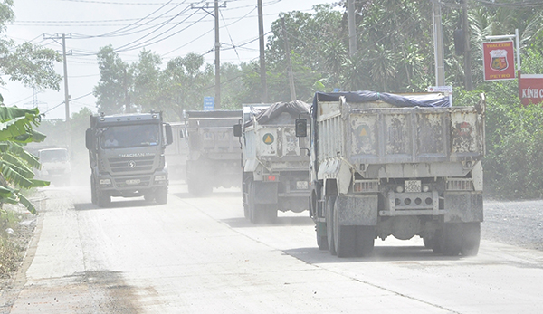 Xe ben chạy hàng đoàn, dày đặc trên đường 768 đoạn qua xã Thiện Tân (huyện Vĩnh Cửu).