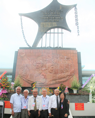 Nguyên Phó chủ tịch nước Trương Mỹ Hoa (bìa phải) cùng các đại biểu về dự lễ kỷ niệm 60 năm cuộc nổi dậy phá khám Tân Hiệp.