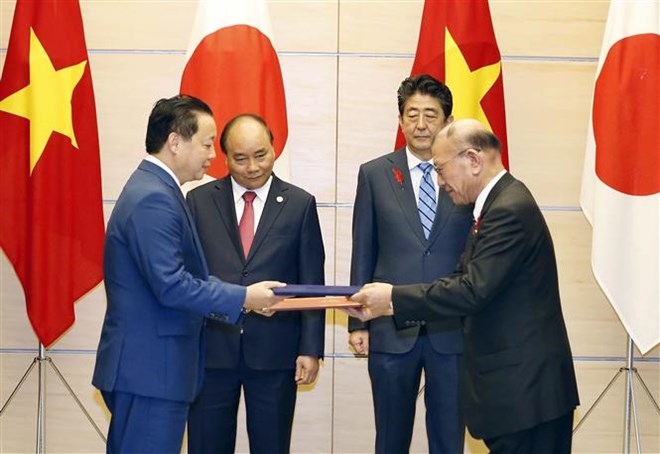 Thủ tướng Nguyễn Xuân Phúc vàThủ tướng Nhật Bản Shinzo Abe chứng kiến lễ ký Bản ghi nhớ về hợp tác trong lĩnh vực chính sách biển và đại dương giữa Bộ Tài nguyên và Môi trường Việt Nam và Văn phòng Nội các Nhật Bản. (Nguồn: Thống Nhất/TTXVN)