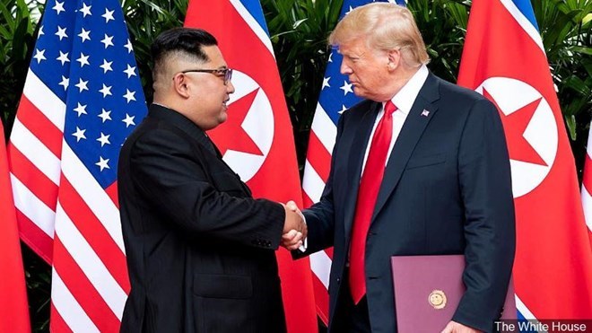 Tổng thống Mỹ Donald Trump và nhà lãnh đạo Triều Tiên Kim Jong-un tại cuộc gặp ở Singapore. (Nguồn: Nhà Trắng)