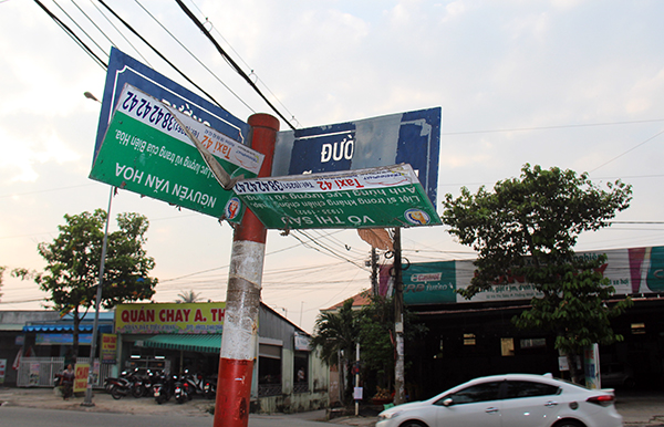 Một số bảng tên đường “lộn ngược” tại nút giao đường Nguyễn Văn Hoa - Võ Thị Sáu (TP.Biên Hòa).