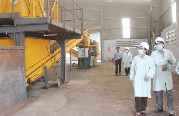 Đoàn đi giám sát tại các nhà máy xử lý rác ở Khu xử lý chất thải Quang Trung