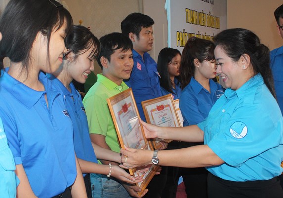 Chị Nguyễn Thanh Hiền, Phó bí thư thường trực Tỉnh đoàn, Chủ tịch Hội Liên hiệp thanh niên tỉnh trao bằng khen cho các cá nhân là thành viên các câu lạc bộ, tổ, đội, nhóm hoạt động hiệu quả năm 2018 