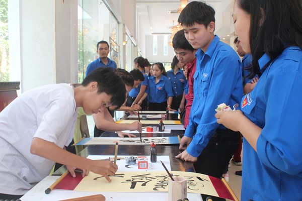 Hội viên, thanh niên tham gia thi viết thư pháp “Tôi yêu Tổ quốc Việt Nam”