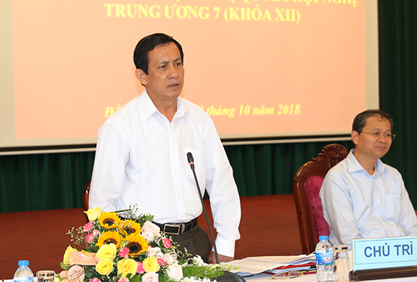 Đồng chí Phạm Văn Ru chủ trì thảo luận dự thảo kế hoạch Tỉnh ủy thực hiện các NQ HN TW 7 khóa XII
