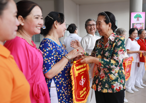 Trưởng ban đại diện người cao tuổi tỉnh Nguyễn Thị Liên trao cờ lưu niệm cho các đơn vị tham dự hội thi.