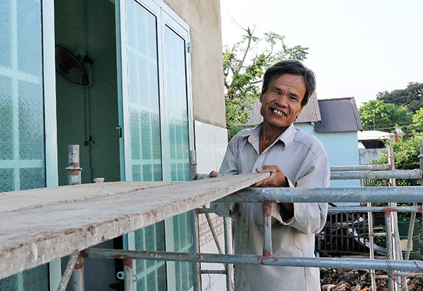 Ông Đỗ Văn Liên, một gia đình cận nghèo tại xã Phú Thanh (huyện Tân Phú) đang thực hiện một số công đoạn hoàn thiện cuối cùng của căn nhà tình thương được hỗ trợ xây dựng.
