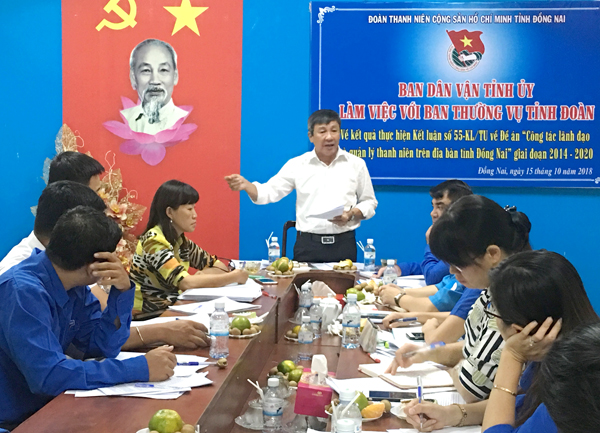 Đồng chí Hồ Thanh Sơn, Ủy viên Ban TVTU, Trưởng ban Dân vận Tỉnh ủy phát biểu tại buổi làm việc.