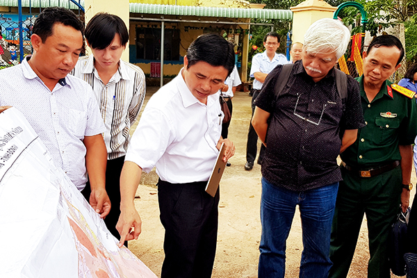 Đoàn khảo sát của Đoàn đại biểu Quốc hội tỉnh kiểm tra khu vực Trường mẫu giáo ấp 3, xã Suối Trầu (huyện Long Thành).