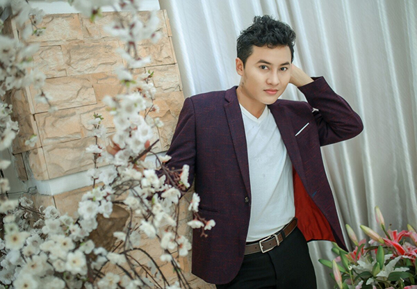 Nghệ sĩ Hoàng Việt Trang trên sân khấu của Nhà hát Nghệ thuật truyền thống Đồng Nai. ảnh: V.Truyên