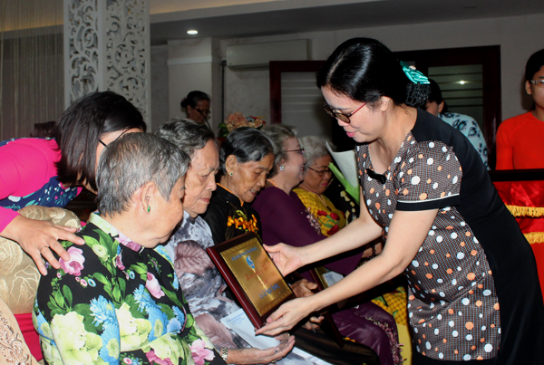 Bà Lê Thị Ngọc Loan, Chủ tịch Hội Liên hiệp phụ nữ tỉnh tặng biểu trưng mừng thọ cho cán bộ phụ nữ hưu trí từ 65-85 tuổi. Ảnh: N.Sơn
