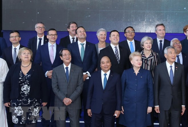 Thủ tướng Nguyễn Xuân Phúc và các Trưởng đoàn ASEM chụp ảnh chung, sáng 19-10, tại phiên họp toàn thể thứ hai. (Ảnh: Thống Nhất/TTXVN)