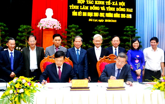 Chủ tịch UBND tỉnh Đinh Quốc Thái (ngồi bên phải) và Chủ tịch UBND tỉnh Lâm Đồng Đoàn Văn Việt ký kết thỏa thuận hợp tác phát triển kinh tế - xã hội giữa 2 tỉnh Đồng Nai - Lâm Đồng giai đoạn 2018-2020 và những năm tiếp theo.