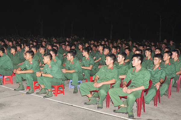 Tổ chiếu phim thuộc Phòng Chính trị, Bộ Chỉ huy quân sự tỉnh chuẩn bị cho buổi chiếu phim.
