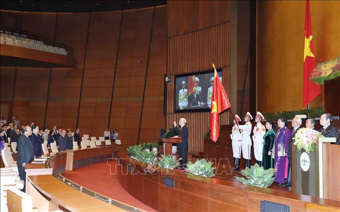Tổng Bí thư Nguyễn Phú Trọng, Chủ tịch nước CHXHCN Việt Nam nhiệm kỳ 2016-2021 thực hiện nghi thức tuyên thệ nhậm chức trước Quốc hội, đồng bào và cử tri cả nước. Ảnh: Thống Nhất - TTXVN