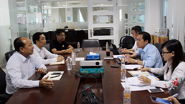 Ông Lê Văn Lộc (áo xanh dương), Phó giám đốc Sở Công thương làm việc với đại diện Công ty cổ phần chăn nuôi C.P Việt Nam về tình hình cung ứng một số mặt hàng thực phẩm thiết yếu vào dịp Tết nguyên đán. 
