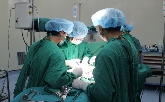 Các bác sĩ Bệnh viện Quốc tế Hoàn Mỹ Đồng Nai đang phẫu thuật cho bệnh nhân (ảnh: KN)