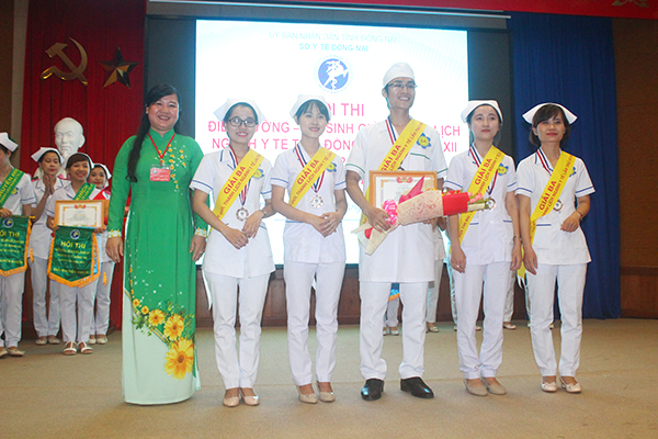 Đại diện Ban tổ chức trao giải ba cho đội đoạt giải.