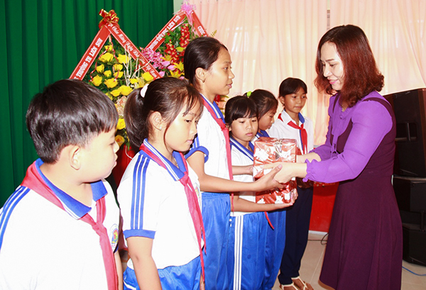 Nhà báo Nguyễn Phượng, Chủ nhiệm Câu lạc bộ Nhà báo nữ tỉnh trao tập  cho học sinh Trường tiểu học Liên Sơn.