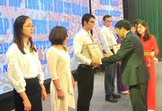 Đại diện Bộ Tài chính tặng Bằng khen cho các doanh nghiệp nộp thuế tốt năm 2017