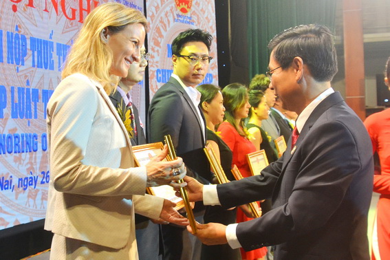 Cục Thuế Đồng Nai cũng khen thưởng 136 cá nhân, doanh nghiệp