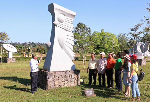 Các đại biểu tham dự hội thảo đã đến tham quan Vườn tượng Ấn tượng Chiến khu Đ tại Trung tâm sinh thái - văn hóa - lịch sử Chiến khu Đ.