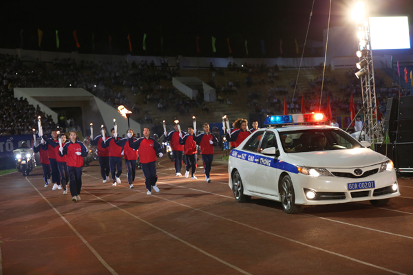 Đoàn vận động viên tỉnh rước đuốc từ Văn miếu Trấn Biên về Sân vận động tỉnh.