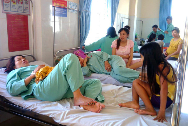 Công nhân nghi bị ngộ độc thực phẩm điều trị tại Bệnh viện đa khoa khu vực Long Khánh - Ảnh: TTO