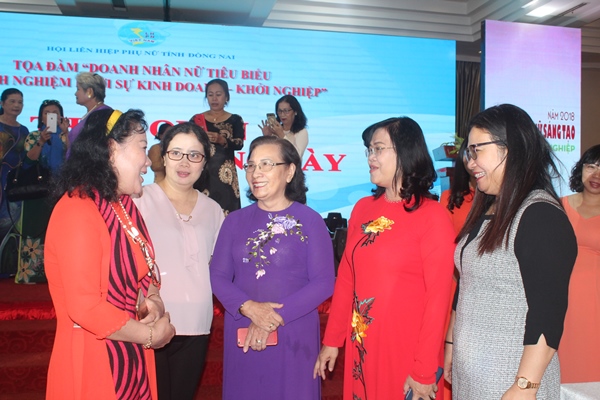Phó chủ tịch UBND tỉnh Nguyễn Hòa Hiệp (thứ 2 từ phải qua) trò chuyện với cán bộ Hội và nữ doanh nhân tại ngày hội