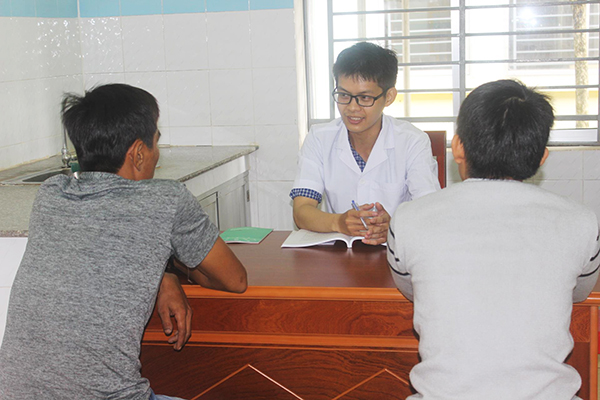 Nhân viên y tế tại Trung tâm y tế huyện Xuân Lộc tư vấn điều trị cho những người nghiện ma túy, nhiễm HIV 