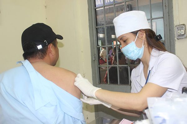 Người dân tiêm vaccine phòng bệnh cúm tại Trung tâm y tế dự phòng tỉnh