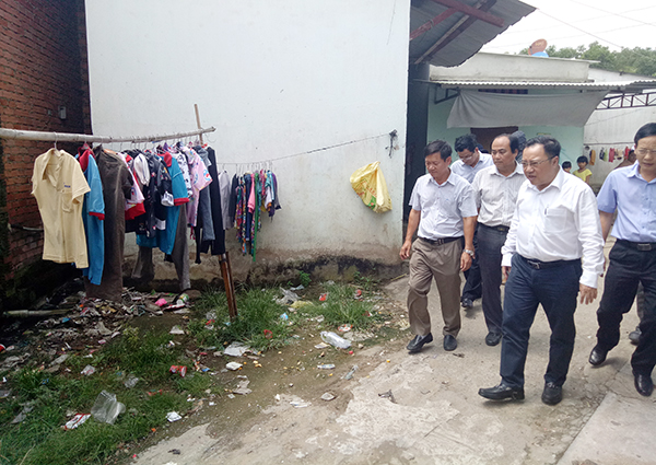Giám đốc Sở Y tế Phan Huy Anh Vũ (đi đầu) trực tiếp đến tận khu nhà trọ của người dân để kiểm tra công tác phòng chống dịch.
