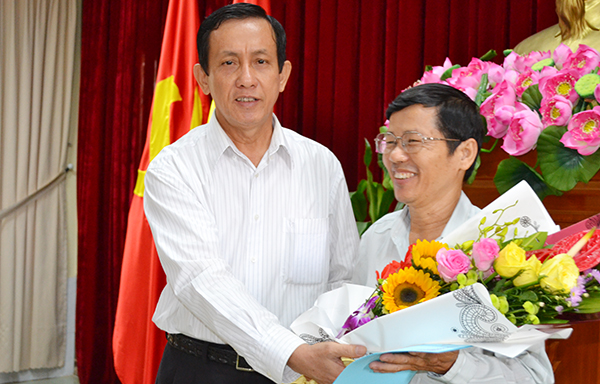 ĐC Thường trực Tỉnh ủy Phạm Văn Ru trao Quyết định nghỉ chính sách hưu trí cho Phó hiệu trưởng Trường Chính trị tỉnh Lê Ngọc Vĩnh.