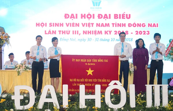 Phó chủ tịch UBND tỉnh Nguyễn Hòa Hiệp tặng bức trướng của UBND tỉnh tại đại hội 