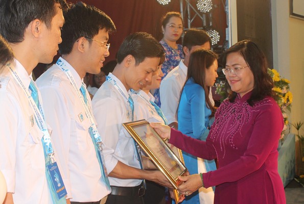 Phó chủ tịch UBND tỉnh Nguyễn Hòa Hiệp trao bằng khen của UBND tỉnh cho các tập thể và cá nhân 