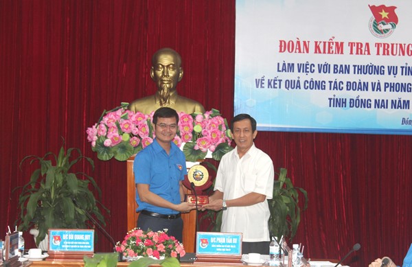 Đồng chí Phạm Văn Ru (bìa phải) trao quà lưu niệm nhân chuyến làm việc tại Đồng Nai cho đồng chí Bùi Quang Huy, Bí thư Ban chấp hành Trung ương Đoàn